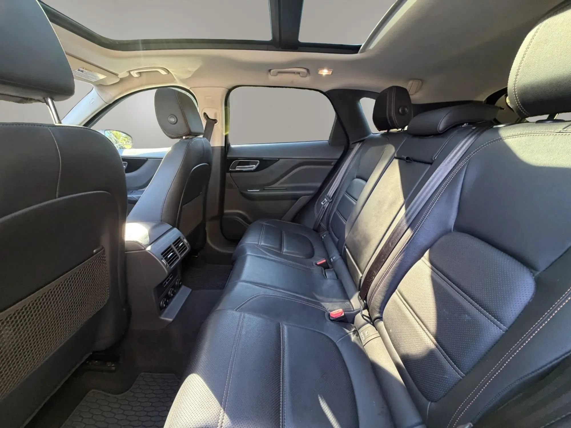 Used 2018 Jaguar F-PACE Prestige AWD/4WD image 15