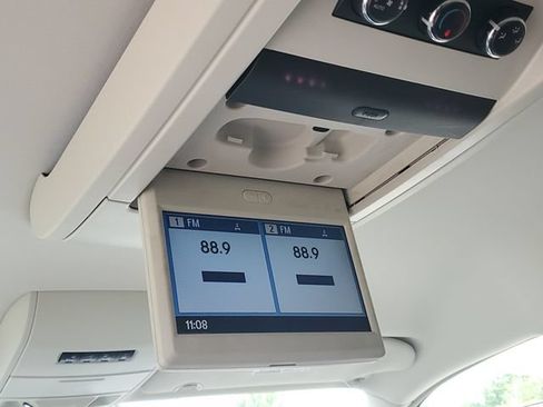 Used 2010 Chrysler Town & Country Limited w/ Entertainment Group #3 FWD image 12