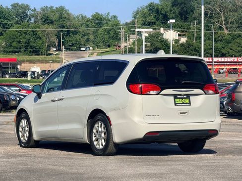 Used 2017 Chrysler Pacifica Touring FWD image 2