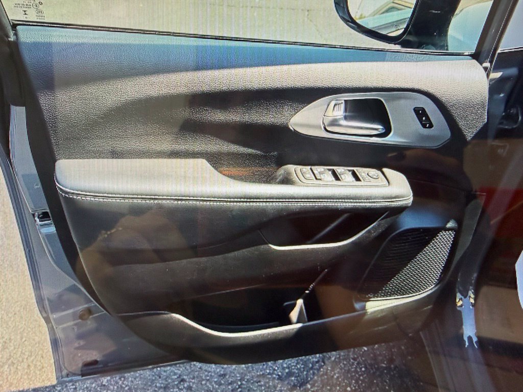 Used 2025 Chrysler Pacifica Limited FWD image 12