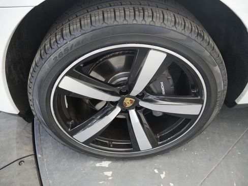 Certified 2022 Porsche Macan image 13