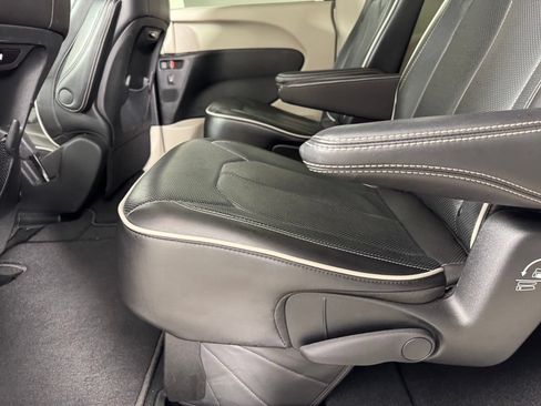 Used 2024 Chrysler Pacifica Limited FWD image 27