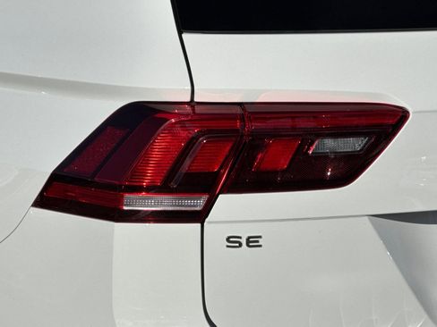 Used 2022 Volkswagen Tiguan SE w/ Panoramic Sunroof Package image 26