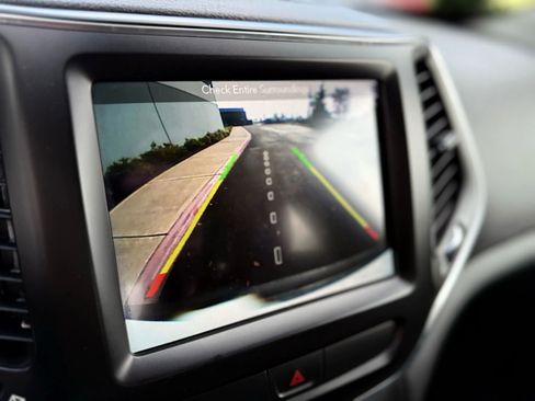 Used 2019 Jeep Cherokee Latitude Plus w/ Cold Weather Group image 10