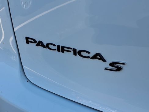 Used 2025 Chrysler Pacifica Limited FWD image 36