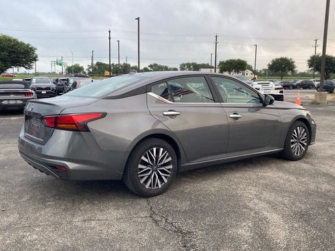 Used 2025 Nissan Altima 2.5 SV FWD image 4
