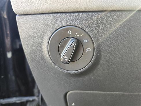 Used 2022 Volkswagen Taos SE w/ Panoramic Sunroof Package image 22