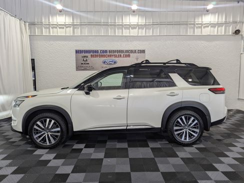 Used 2022 Nissan Pathfinder Platinum AWD/4WD image 2