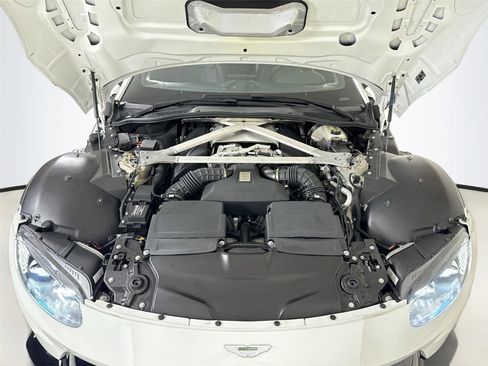 Used 2022 Aston Martin V8 Vantage Coupe image 31