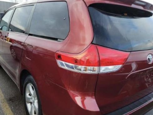 Used 2012 Toyota Sienna LE w/ Towing Pkg image 11