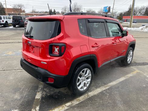 Used 2018 Jeep Renegade Latitude w/ Cold Weather Group image 5