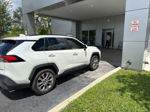 Used 2019 Toyota RAV4 Limited w/ Advanced Technology Package FWD image 3