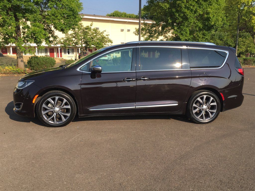 Used 2017 Chrysler Pacifica Limited FWD image 3