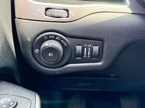 Used 2020 Jeep Cherokee Latitude Plus w/ Cold Weather Group AWD/4WD image 27