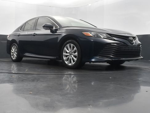 Used 2018 Toyota Camry LE image 41