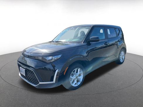 Used 2025 Kia Soul LX w/ LX Technology Package FWD image 3