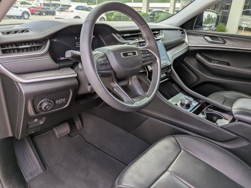 Used 2023 Jeep Grand Cherokee L Limited w/ Luxury Tech Group II image 17