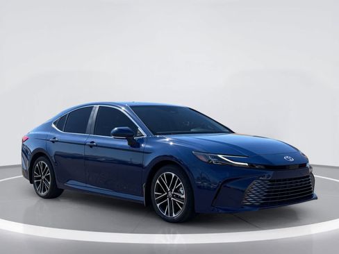 Used 2025 Toyota Camry XLE FWD image 8