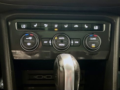 Used 2019 Volkswagen Tiguan SE w/ Panoramic Sunroof Package FWD image 11