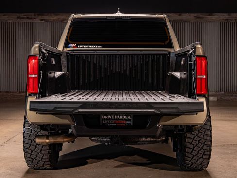 Used 2025 Toyota Tacoma TRD Off-Road image 9