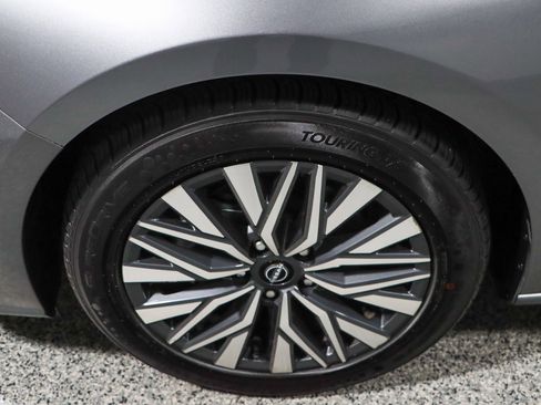 Used 2024 Nissan Altima 2.5 SV image 11