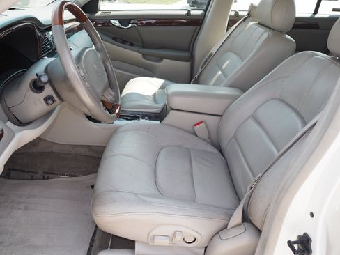 Used 2000 Cadillac De Ville DTS w/ Safety/Security Pkg image 6