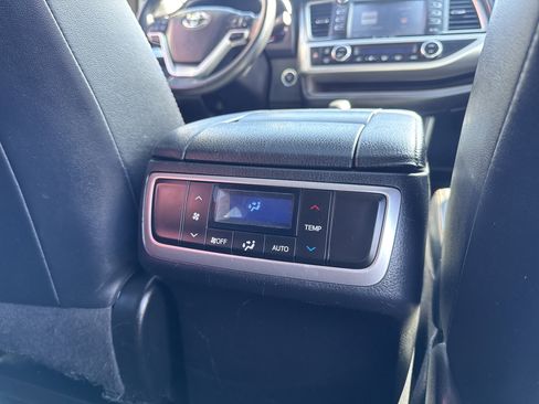 Used 2019 Toyota Highlander XLE image 29