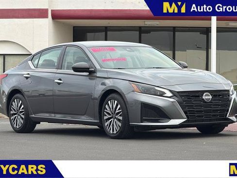 Used 2024 Nissan Altima 2.5 SV FWD image 1