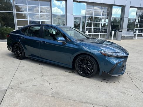 Used 2025 Toyota Camry SE FWD image 2
