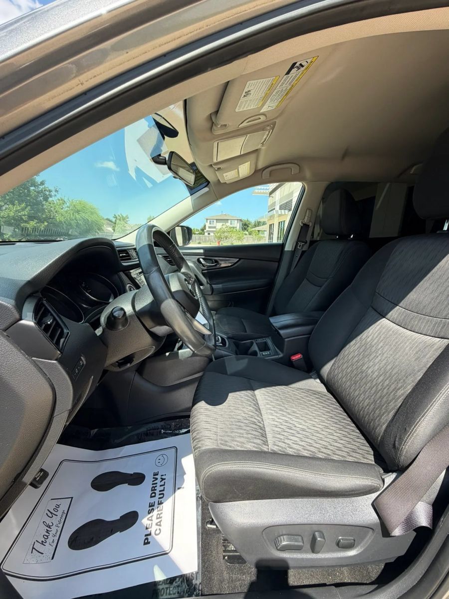 Used 2017 Nissan Rogue SV w/ SV Premium Package FWD image 12