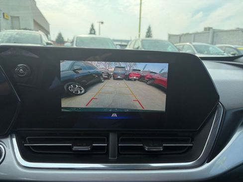 Used 2025 Chevrolet Trax LT w/ LT Convenience Package image 17