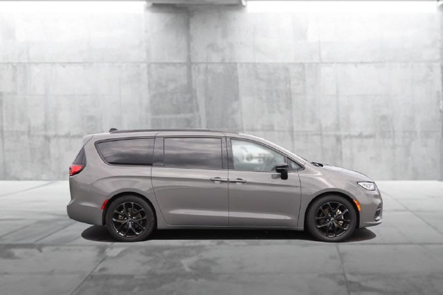 Used 2025 Chrysler Pacifica Limited FWD image 5