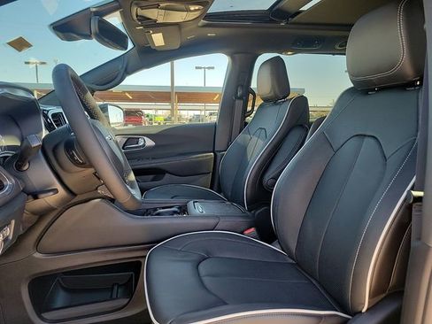 New 2026 Chrysler Pacifica Limited image 12