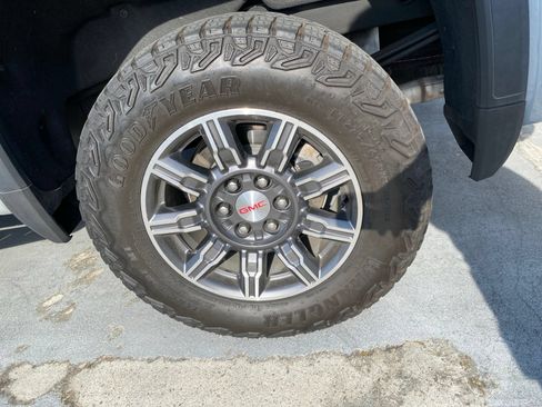 Used 2024 GMC Sierra 1500 AT4 w/ Technology Package AWD/4WD image 7