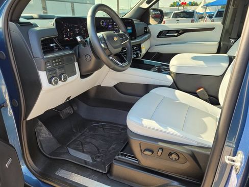 Used 2025 Chevrolet Tahoe Premier AWD/4WD image 2