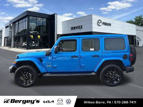 Used 2022 Jeep Wrangler Unlimited Sahara w/ Cold Weather Group AWD/4WD image 9