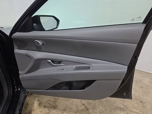 Used 2025 Hyundai Elantra SE image 34