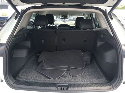 Certified 2025 Volkswagen Tiguan SE AWD/4WD image 9