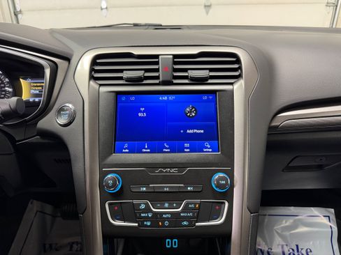 Used 2020 Ford Fusion SE FWD image 19