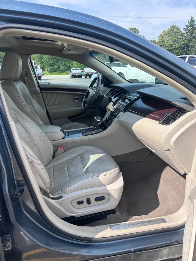 Used 2010 Ford Taurus Limited AWD/4WD image 11