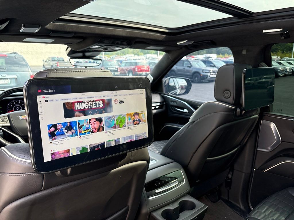 Used 2024 Cadillac Escalade ESV V w/ LPO, ONYX Package AWD/4WD image 10