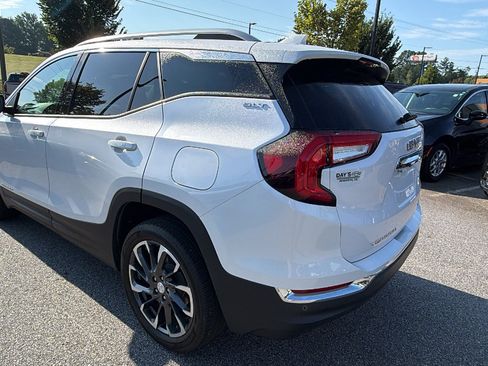 Used 2022 GMC Terrain SLT w/ Infotainment Package II AWD/4WD image 10