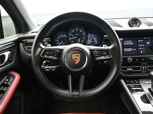 Certified 2022 Porsche Macan image 19