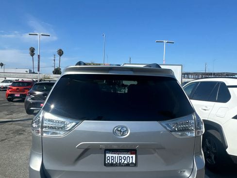 Used 2017 Toyota Sienna SE FWD image 5
