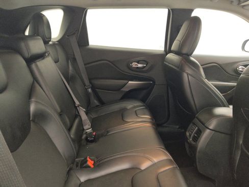 Used 2019 Jeep Cherokee Latitude Plus w/ Cold Weather Group AWD/4WD image 19