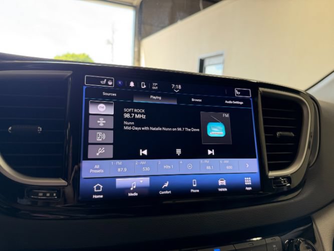 Used 2024 Chrysler Pacifica Touring-L FWD image 16