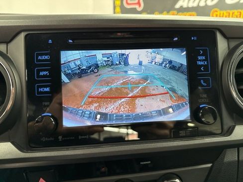 Used 2017 Toyota Tacoma TRD Off-Road image 10