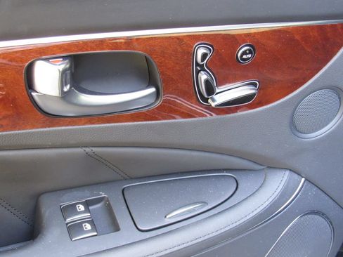 Used 2014 Hyundai Equus Signature RWD image 18