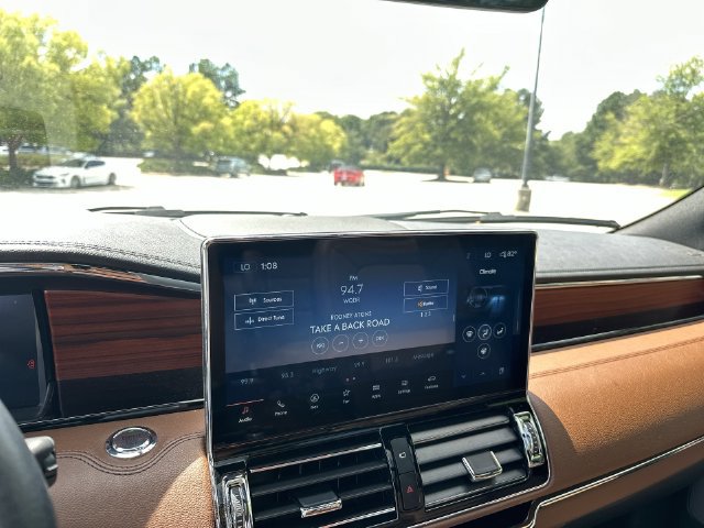 Used 2024 Lincoln Navigator L Reserve AWD/4WD image 16