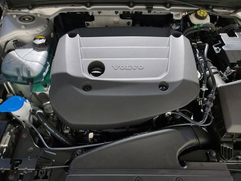 Certified 2025 Volvo XC40 B5 Core w/ Climate Package image 17